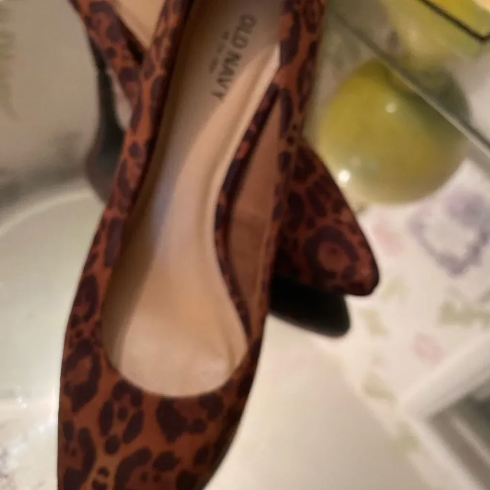 Old Navy Suede Leopard Shoe -8 brown lesopard, never worn , new - Picture 3 of 8